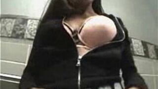 Amateurs fucking in the toilet - porn video